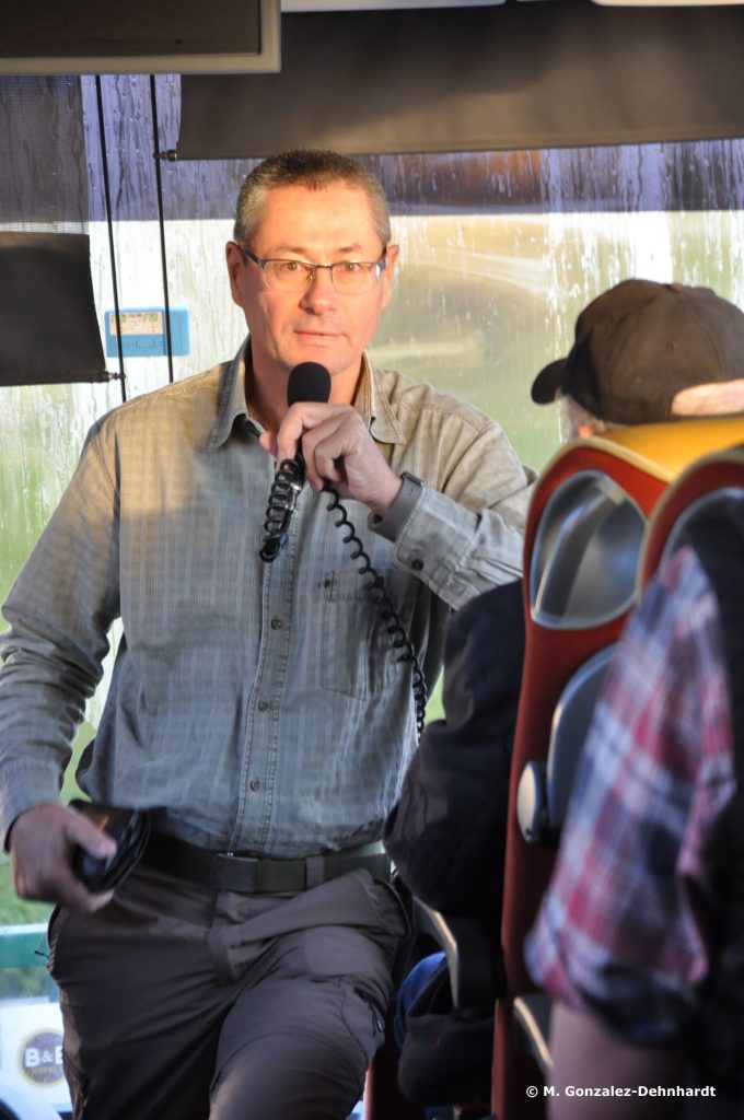 Markus Klauer erklärt im Reisebus den Teilnehmern Details zur Schlacht um Verdun